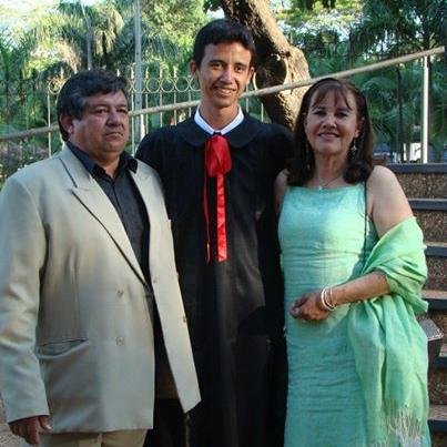 Naci en Ybycu i soy vendedor de vehiculos 0 km de todas las marca, Bachiller en ciencias y letra,musico y locutor