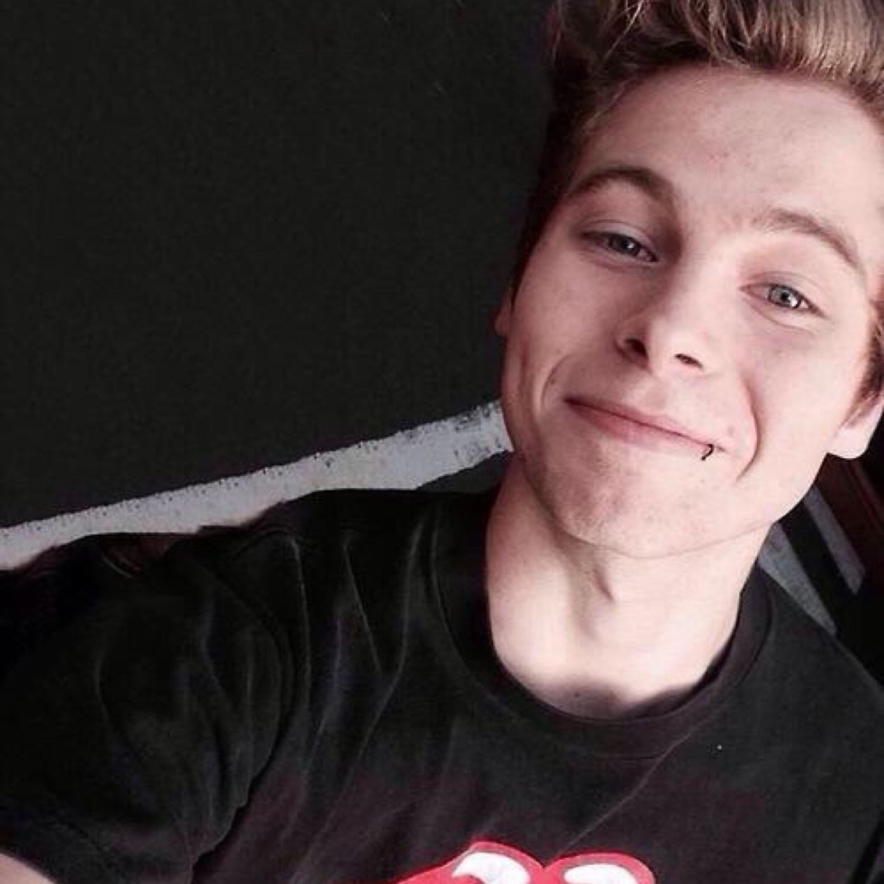 FREE FOLLOW BC ILY :) please follow @lukevana