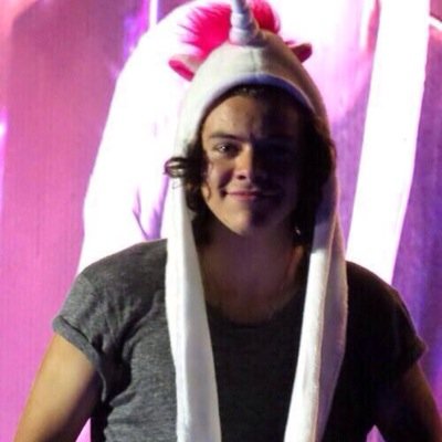 follow @itszayngel and ask for a dm to @onedirection