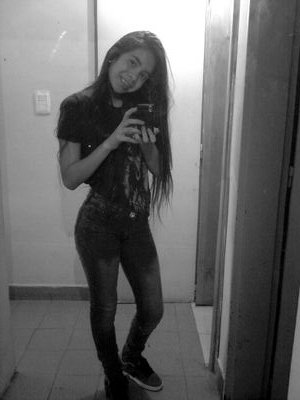 El pasado muere , el precente vive , el recuerdo queda y la vida sigue ♡