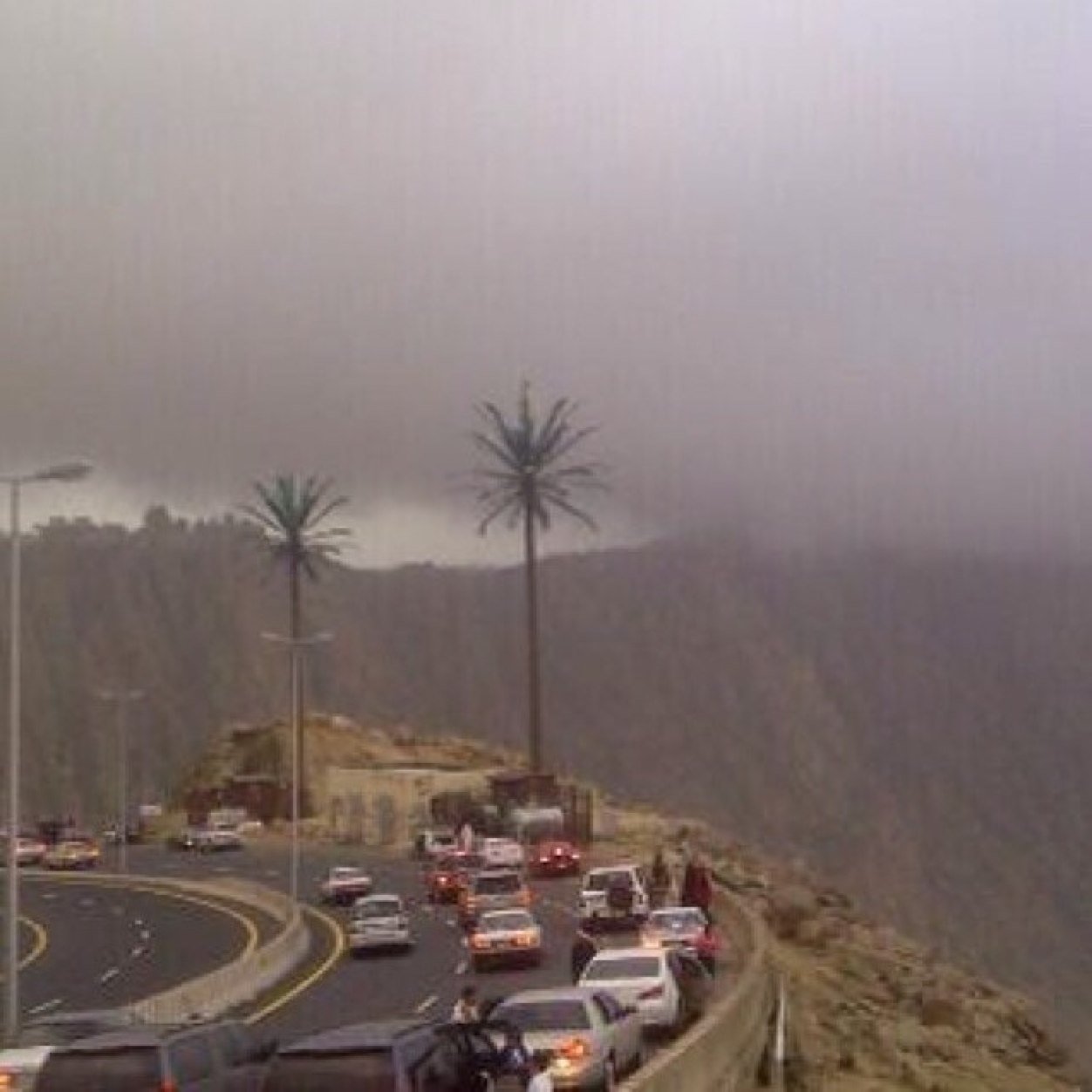 انا مجرد شخصيهہ عاابره #̸سَ ينسااهاا الززمن ۈلن يتذكرني الاا من أححبني #بصدق ♡