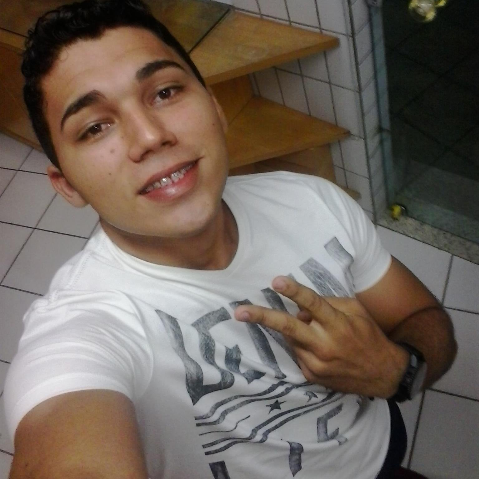 'A vida anuncia que renuncia a morte, dentro de nós' ( :