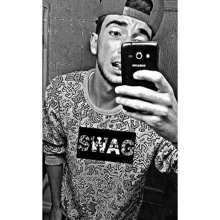 Futbolista, Modelo, Cantante, Actor, Escritor, Pintor, Astronauta... Todo eso es lo q me hubiera gustado ser, simplemente soy un chico normal.:3