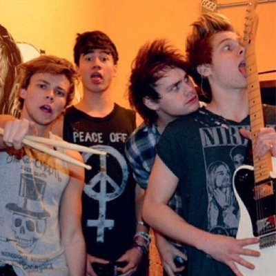 I HOPE I GAVE YOU HOPE❤️ please follow @mgcliffordinary? and tweet her a pic of 5sos for a fback!