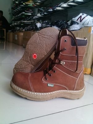 menjual bermacam sepatu, original, kontak 085351869495. pin bb 7D4E5024. barang siap kirim kirim seluruh indonesia. pengiriman via JNE