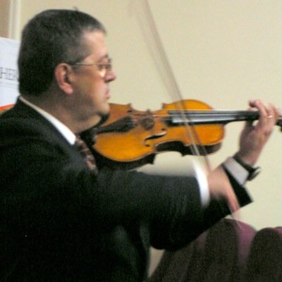 Casado, tres hijos, tres nietos. Seguros, Historia,  Inglés,  Turismo, RSE, Violín, Piano, Poesía, Ajedrez, Bomberos. Más preguntas que respuestas.