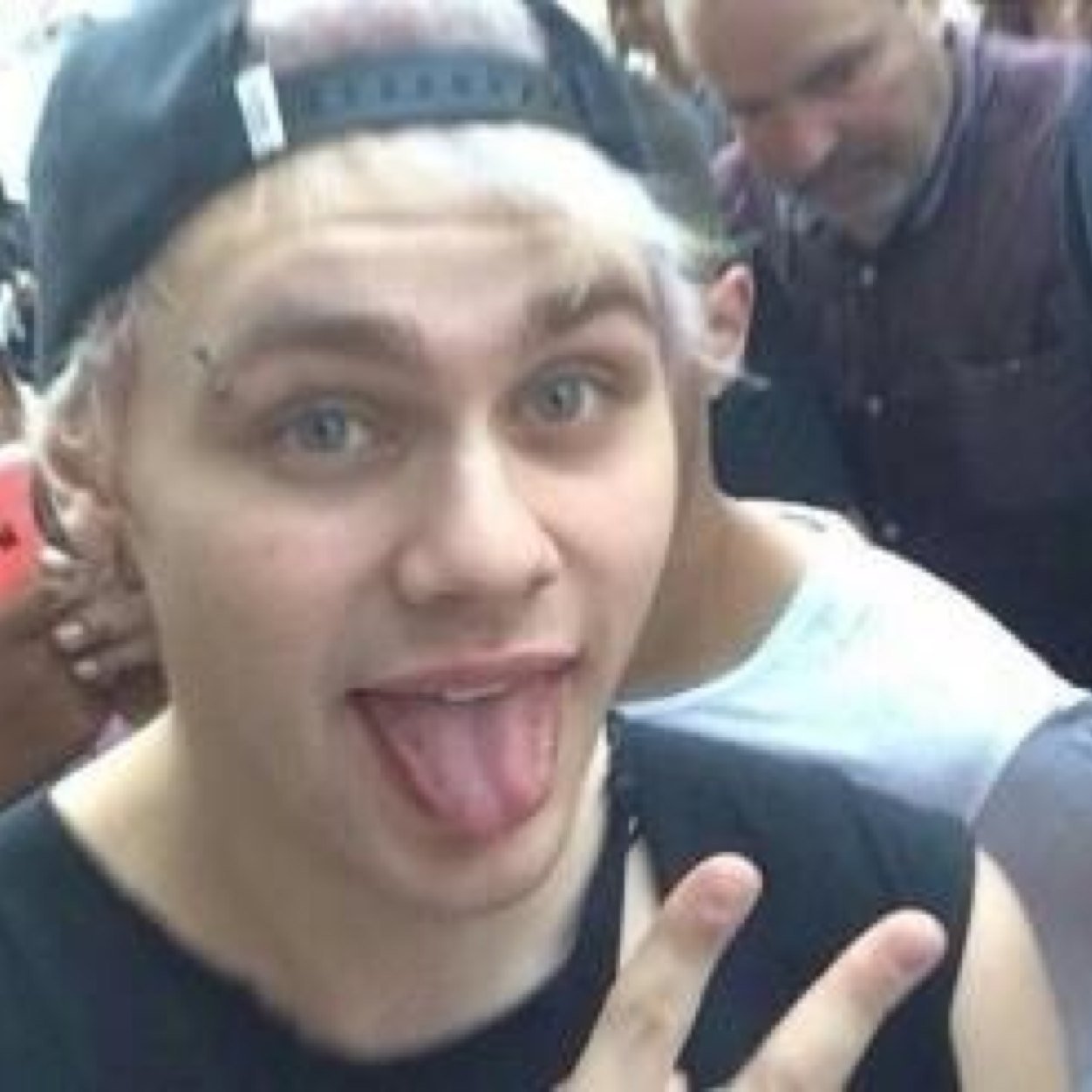 studiousmgc's profile picture. follow  @ABDUCTINGMALUM bc she gave you a free follow