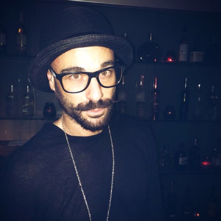 Dj Agent // Party Thrower // Fashion addict // VIP services #benspierVIP
Also love a hat or 2 #thefixer 👩🌾