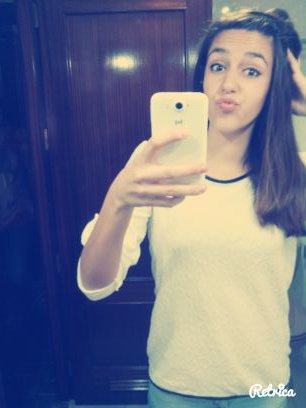enamorada de la vida,dispuesta a estar siempre feliz,y las personas que me fallen,que les follen.