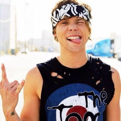 people say chase your dreams...well someone needs to tell Ashton to slow down so i can catch up❤️