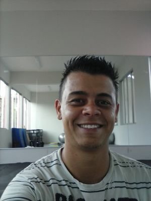 A vida é tão curta para um mundo tão grande nada e nem ninguém pode impedir seus sonhos...
