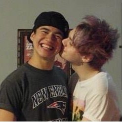 here's a free follow - I gave you this freefollow so please follow my other acc: @ebbaa5sos :)