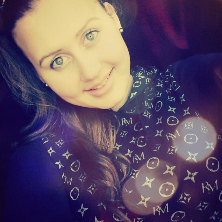 I'm a true directioner ♥ I love Harry Styles ♥ I love England and English.I'm 15.