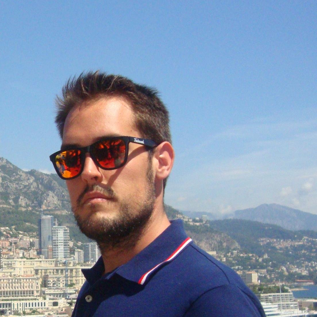 Ingeniero Civil por la Escuela Politécnica Superior de la Universidad de Alicante.