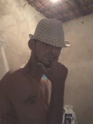 sou um cara simples gosto de trabalhar,malhar e curtir umas baladas. bebo socialmente,ñ fumo.Adoro fazer novas amizade e curtir uma boa praia;