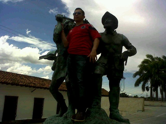 Soy un hombre alegre, sencillo y muy respetuoso no me gustan las injusticias pertenesco al cuerpo oficial de bomberos de bucaramanga me gusta el rock en espanol