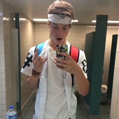 your hero wears capes, my hero wears bandanas ❤️ please follow me taylor i love you so much