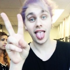 don't follow me, free follow from @___iamkvothe___ so follow her if you want bc goal (she spam a lot xd) and ask for fback