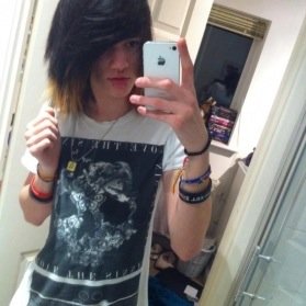 xBootyTouches's profile picture. Carson • 17 • gay • single • real (don't steal pictures) • @strangelyxx is my kitten no touching