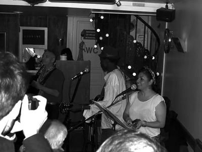 groupe ethnic composé d artistes connus et moins connus amoureux de la multiculture tunisien corse Sénégal mmexique... leur musique est rock blues latine mais s