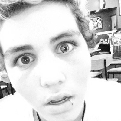 lawlorffweewees's profile picture. If you read this tweet me pickles ill probably forget and be confused but do it