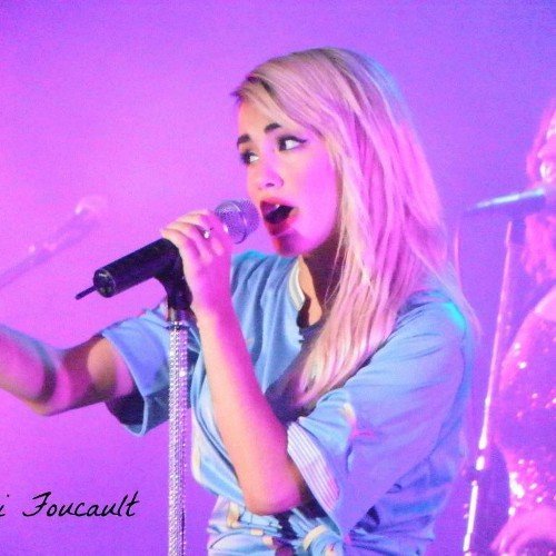 Que la musica suena mas fuerte de los problemas Familia #SonrisasDeLali unidas desde varias partes del mundo para un unico amor @laliespos ❤