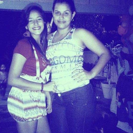 Tenerte fue una foto tuya puesta en mi cartera, 
un beso y verte hacer pequeño por la carretera. 
Lo tuyo fue la intermitencia y la melancolía, 
♥