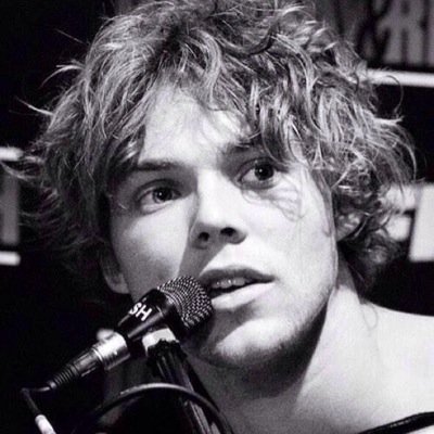 please help me get my ashton follow by retweeting the link below, it'd mean everything to me. i'll dm you to 3/4+band or give you 10 free follows :-)