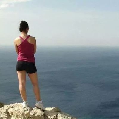 Respiro, como, duermo, y a veces hago otras cosas.
 
Mi madre dice que soy rara.