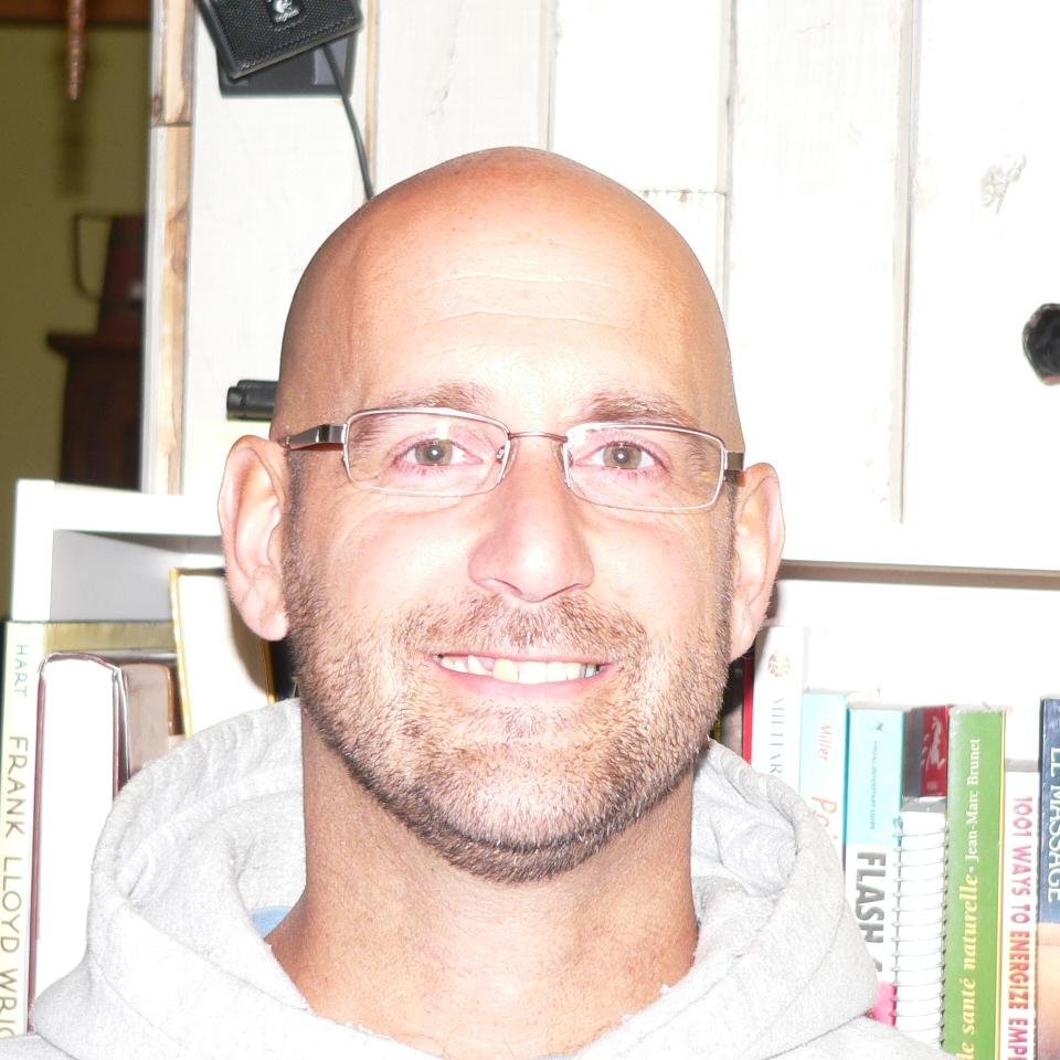 Gutniouse's profile picture. intelligence synthétique, stéréotypé.  A vos marques, prêt, twitter....
Drôle a l'occasion, cave tout le temps....