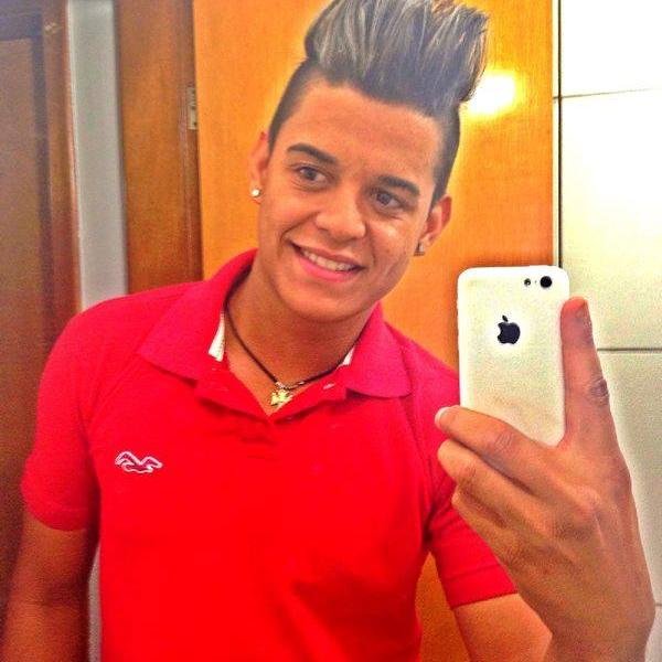 Nem todos os anjos tem asas. As vezes, eles tem apenas o dom de nos fazer sorrir! Mateus Oliveira ♥