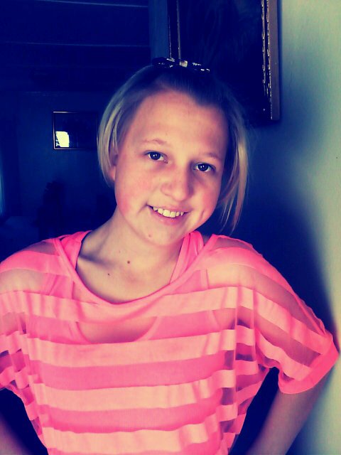I have blonde heare dimpels and cute personalety