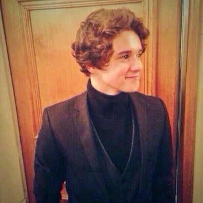 Free follow! Go follow @iheartduhvamps ☺️ She follows back x