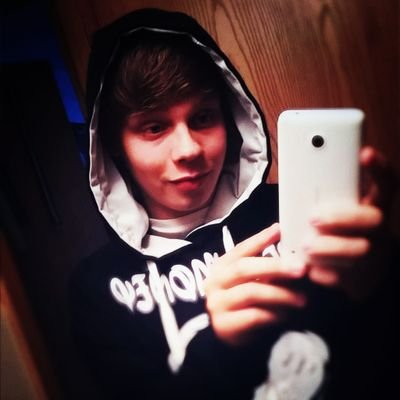 Im single.
Im 18.
Follow me and I will follow back :)