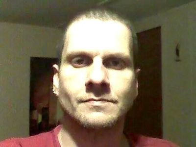 six feet,165 p,Brown hair,brown eyes.from golconda Illinois,formerly from Lebanon Tennessee,born Oct 8,1977.