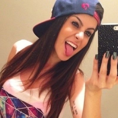 Estou aqui para tentar ajudar todos vocês com o follow de famosos que vocês gostem. Ativem as notificações para não perderem nada. Boa sorte.