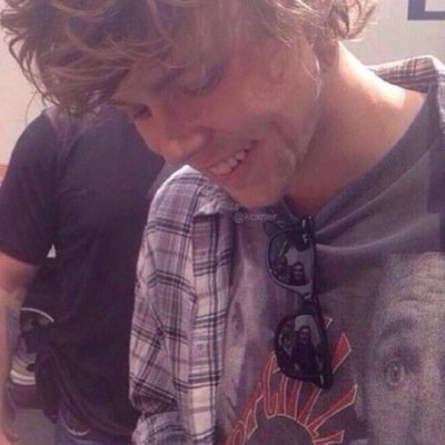 please help me get my ashton follow by retweeting the link below, it'd mean everything to me. i'll dm you to 3/4+band or give you 10 free follows :-)