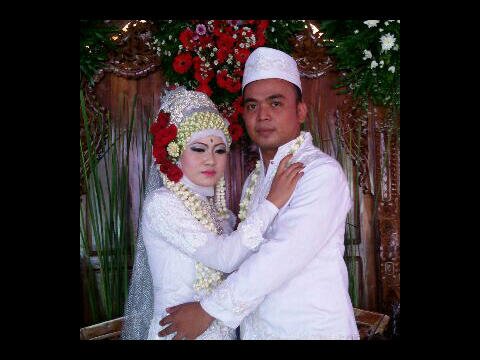Berusaha dan berdoa,terutama taat beribadah :)