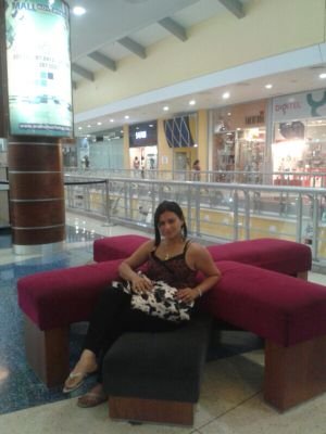 100 % maracucha, soñadora, revolucionaria, con ganas de luchar por  un mejor porvenir para mis hijas!!! enamorada de la vida, del amor, de mi gente!!!