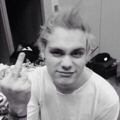 crazy 5sos fan, with a pretty lousy english