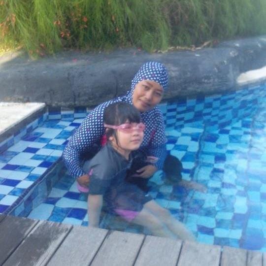 Yuniatiningsih/ ibu Yuni kelahiran kota Malang Jawa Timur. Menyediakan Jasa melatih renang privat/grup. Bisa dipanggil ke rumah. call 085234436827