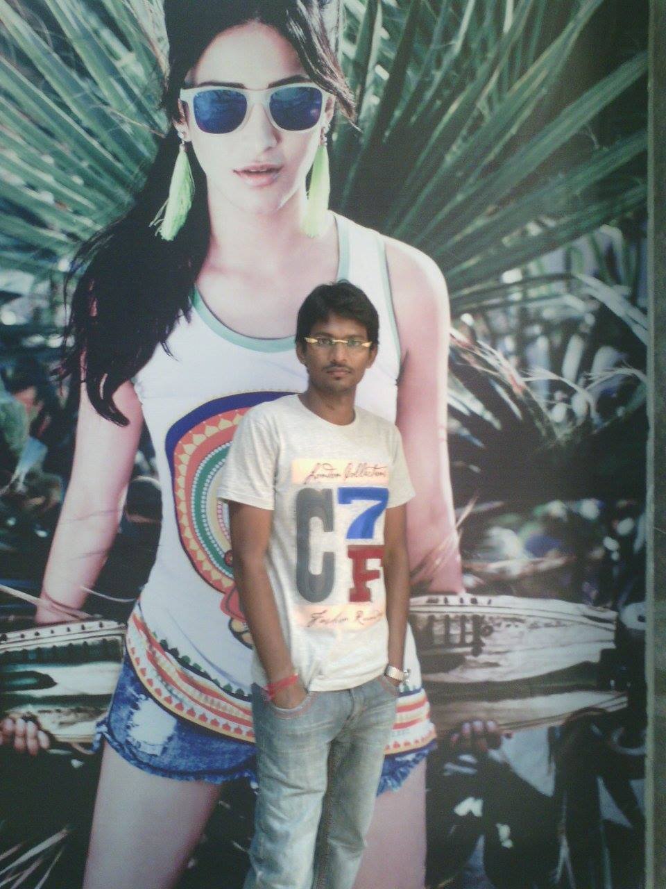 V_RaVi_ChAnD's profile picture. 