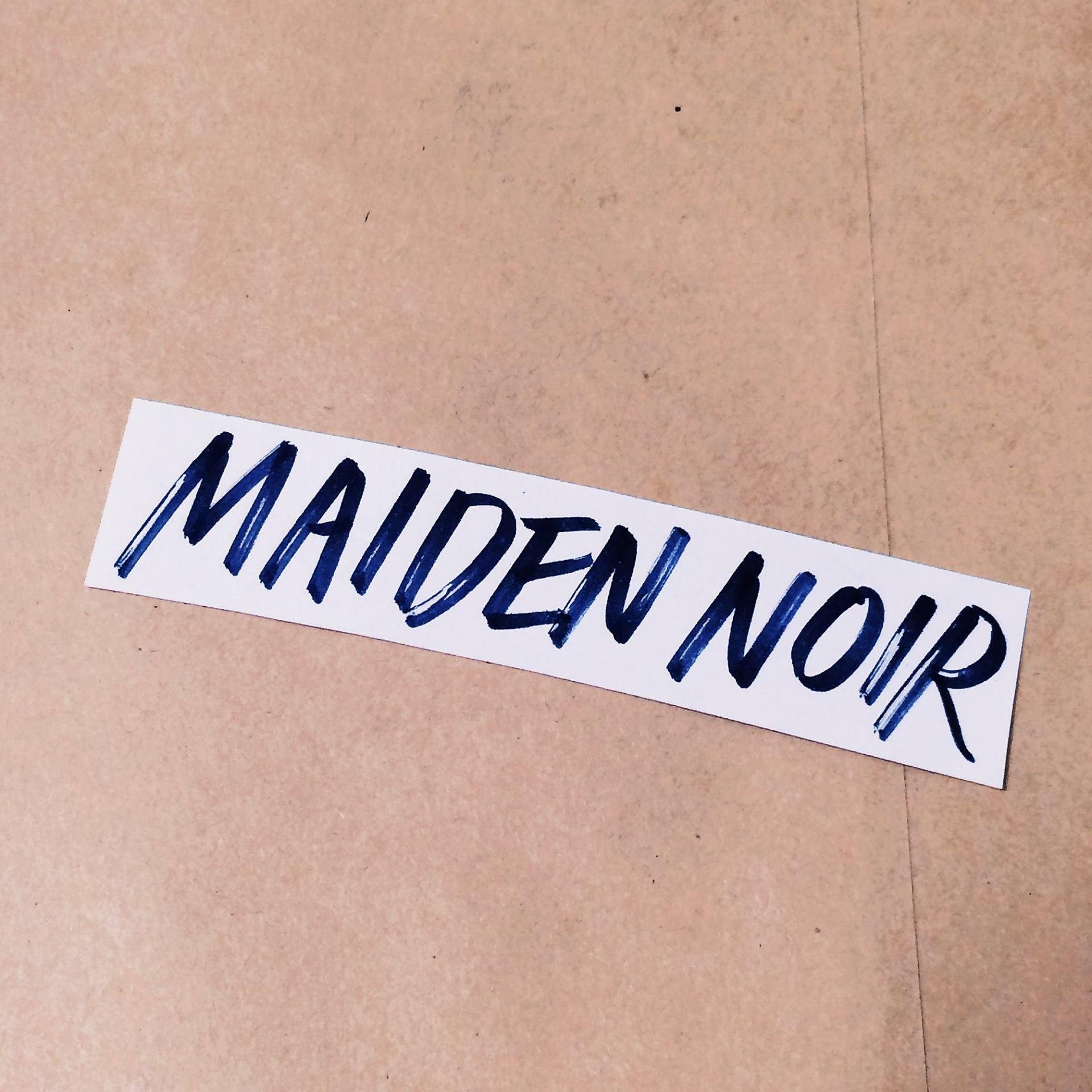 격식없는 패션, 문화, 예술 교양지 Maiden Noir(메이든 느와르). 넘쳐나는 정보력을 주체하지 못해 만든 계정. 무취향, 무분별, 무성별, 무연령.