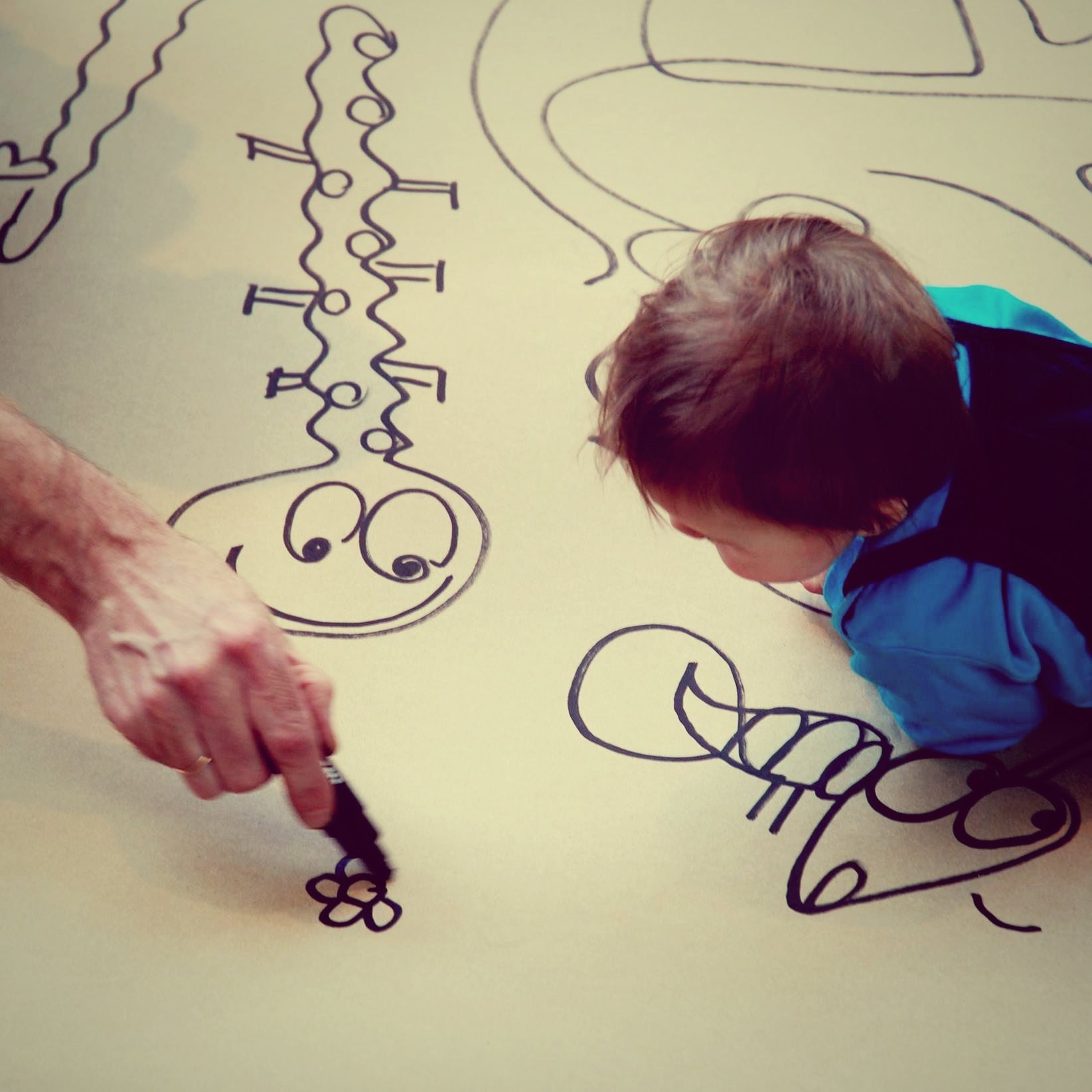 Samen met tekenaar Gerard de Bruyne of José Vingerling kleuren kinderen een super grote tekening luisterend naar mooie liedjes door @MaartenTeekens #onthaastend