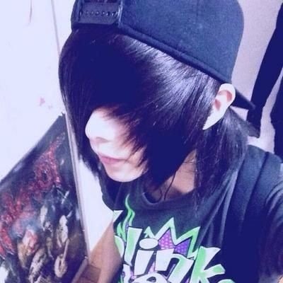 h-hi im Lee 17 and single i-im really shy but i get pretty crazy if you know me better come and say hi i wont bite..unless you want me to ;) xD