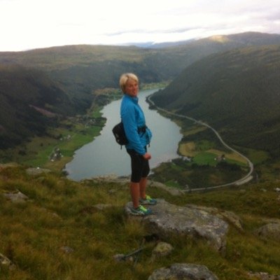 Lærar, men no tilsett i SFJ fylkeskommune som rådgjevar på opplæringsavdelinga. Bur i Leikanger og trivst godt på tur.