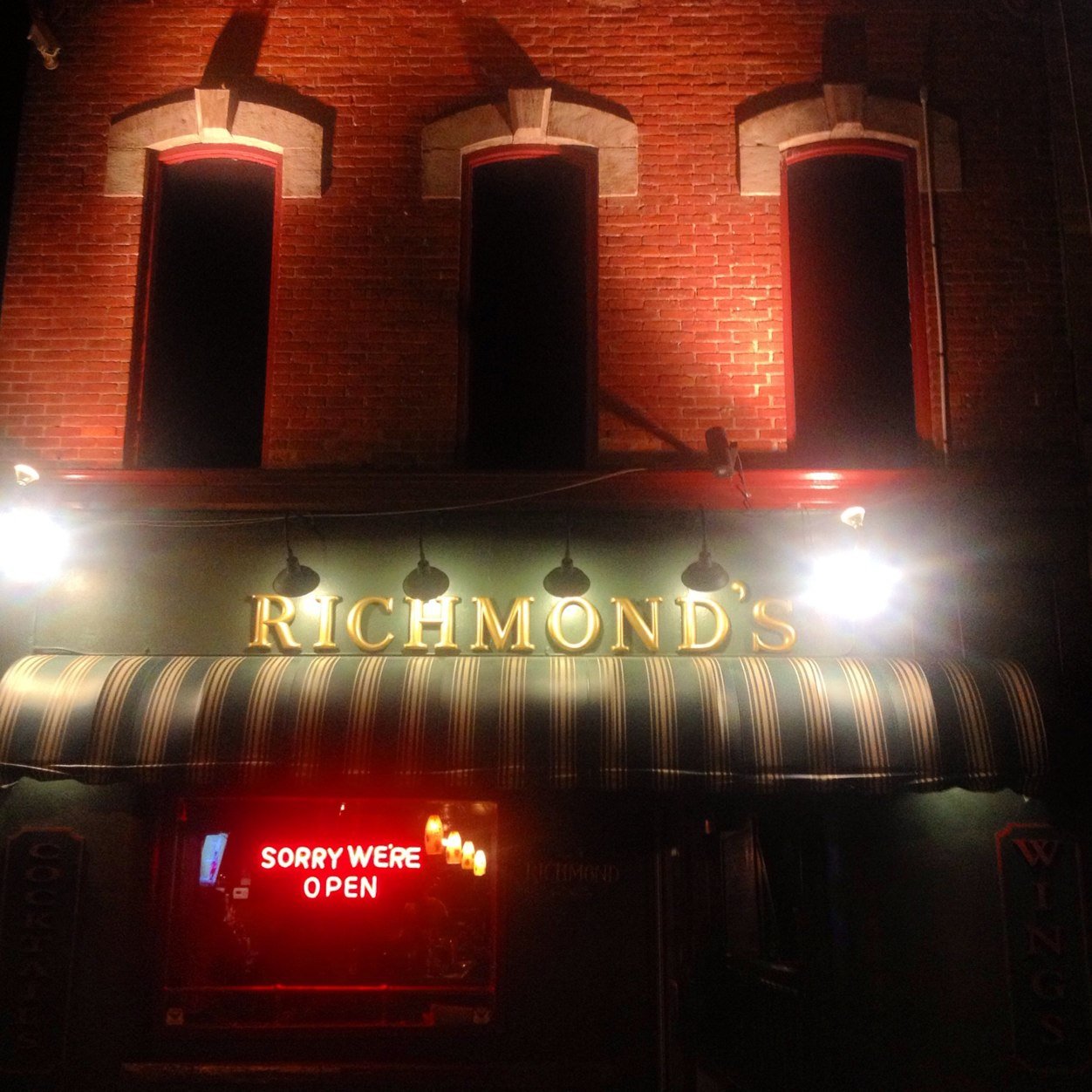 Want to watch a game, catch a local music act, or just hang out with friends? You'll feel right at home at Richmond's.