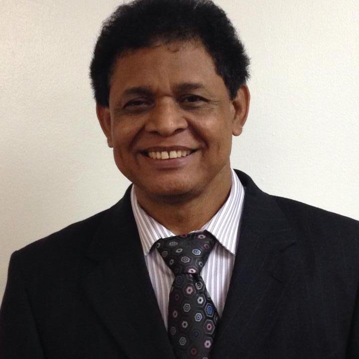 Soy escritor, conferencista, consejero y profesor universitario