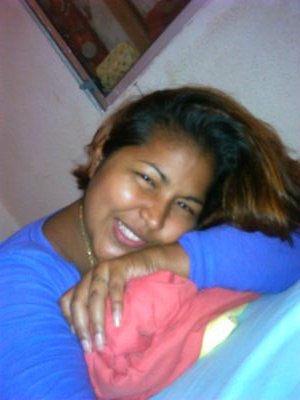 Una mujer hermosa que me aman y me siguen amando apesar de toda las dificultades en mi vida feliz por  mis 3 hermosos bebes gracias Dios.Yo porque puedo nose tu