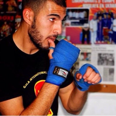 Seddik Bouchentouf est un jeune boxeur professionnel Francais de 24 ans. Allez Follow le compte Officiel @SeddikPunch .